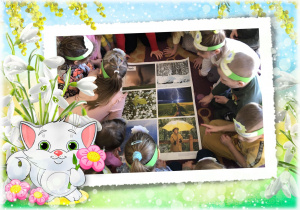Dzieci oglądają plakat z różnorodnymi zjawiskami atmosferycznymi